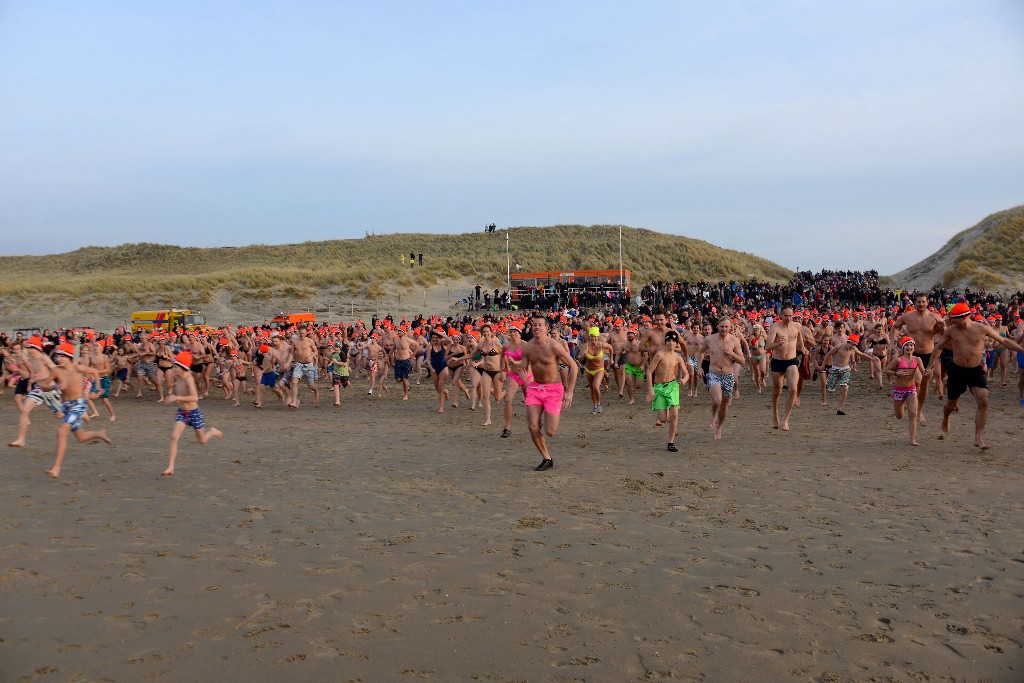 ../Images/Nieuwjaarsduik Nederzandt 2015 051.jpg